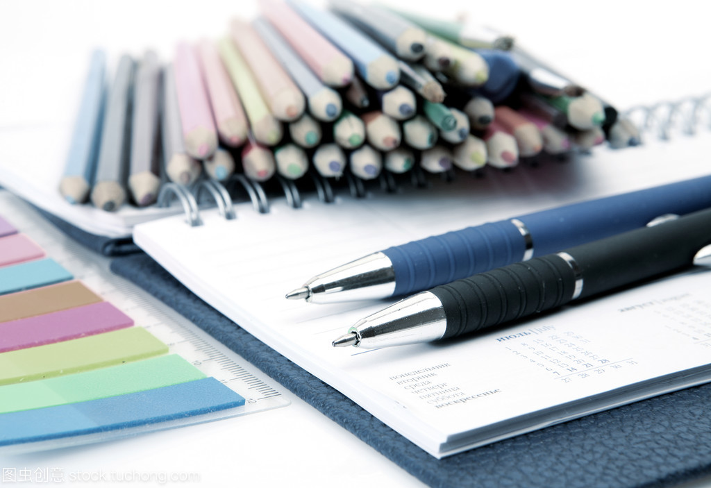 白紙上的秩序 辦公用品在白色背景下的藝術(shù)與效率